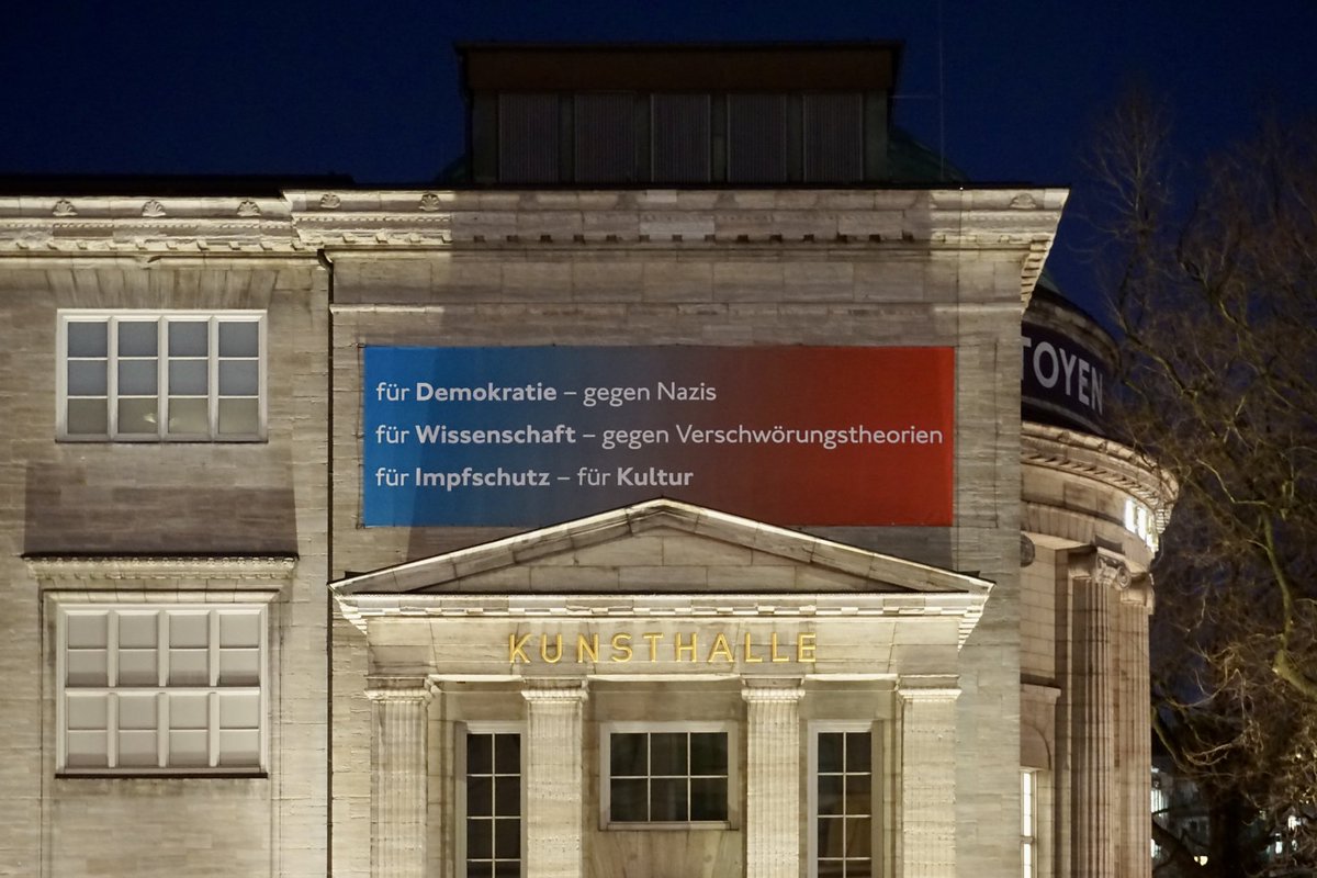 hosemann_hh's tweet photo. Klasse Transpi an der @KunsthalleHH in #Hamburg, wo die Corona-Demos in den letzten Monaten starteten und endeten: 
»für Demokratie – gegen Nazis
für Wissenschaft – gegen Verschwörungstheorien 
für Impfschutz – für Kultur«. 
#HH1501 #HH0801 https://t.co/9qJB81teeq