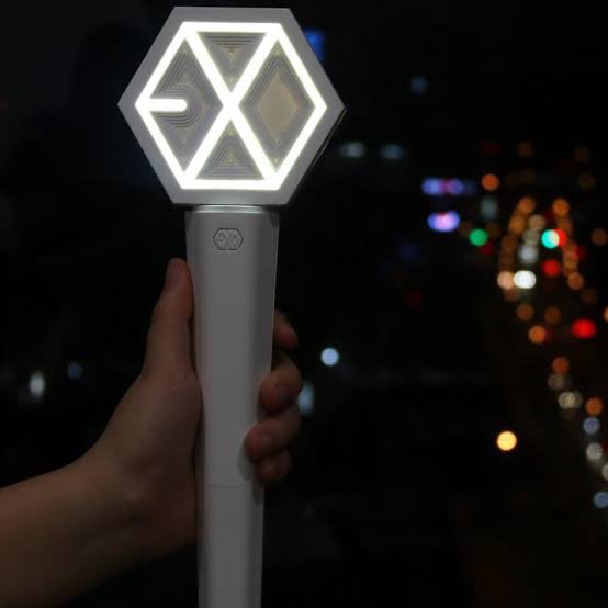 EXOtiktokteam's tweet photo. Don't trust anyone! Be careful! If you see people who's holding an exo lightstick, go with them. Arab exo-ls will help!

#StrayKids_in_Riyadh
#CHUNGHA_IN_RIYADH
#تجمع_متضررين_الكونسرت
#الكونسرت_الحزين https://t.co/ed9ieVlzCw