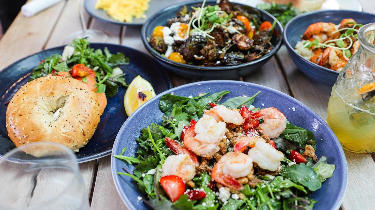 Dine al fresco during your next business meeting at these Savannah spots! bit.ly/33zxf7W