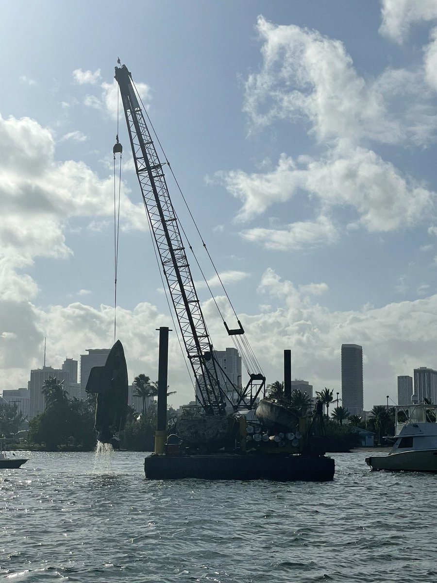 MPDMarinePatrol's tweet photo. @MPDMarinePatrol and Kearns with a successful removal of 7 Derelict vessels at Watson Island Anchorage. @MoralesMiamiPD @MajorFrankF @AlexValdes22 @Miami_PD @CityofMiami #KeepBiscayneBeautiful 🌊 🚤🛥🏗🪣 https://t.co/vMhI9X39Mo
