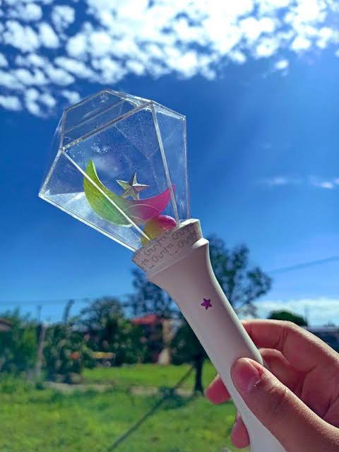 PLEASE DON'T LEAVE CHUNGHA'S FANS. HELP THEM COME WITH YOU. THIS IS CHUNGHA'S LIGHTSTICK AND HELP THEM IF THEY ARE HOLDING ONE #الكونسرت_الحزين

x.com/i/spaces/1RDGl…