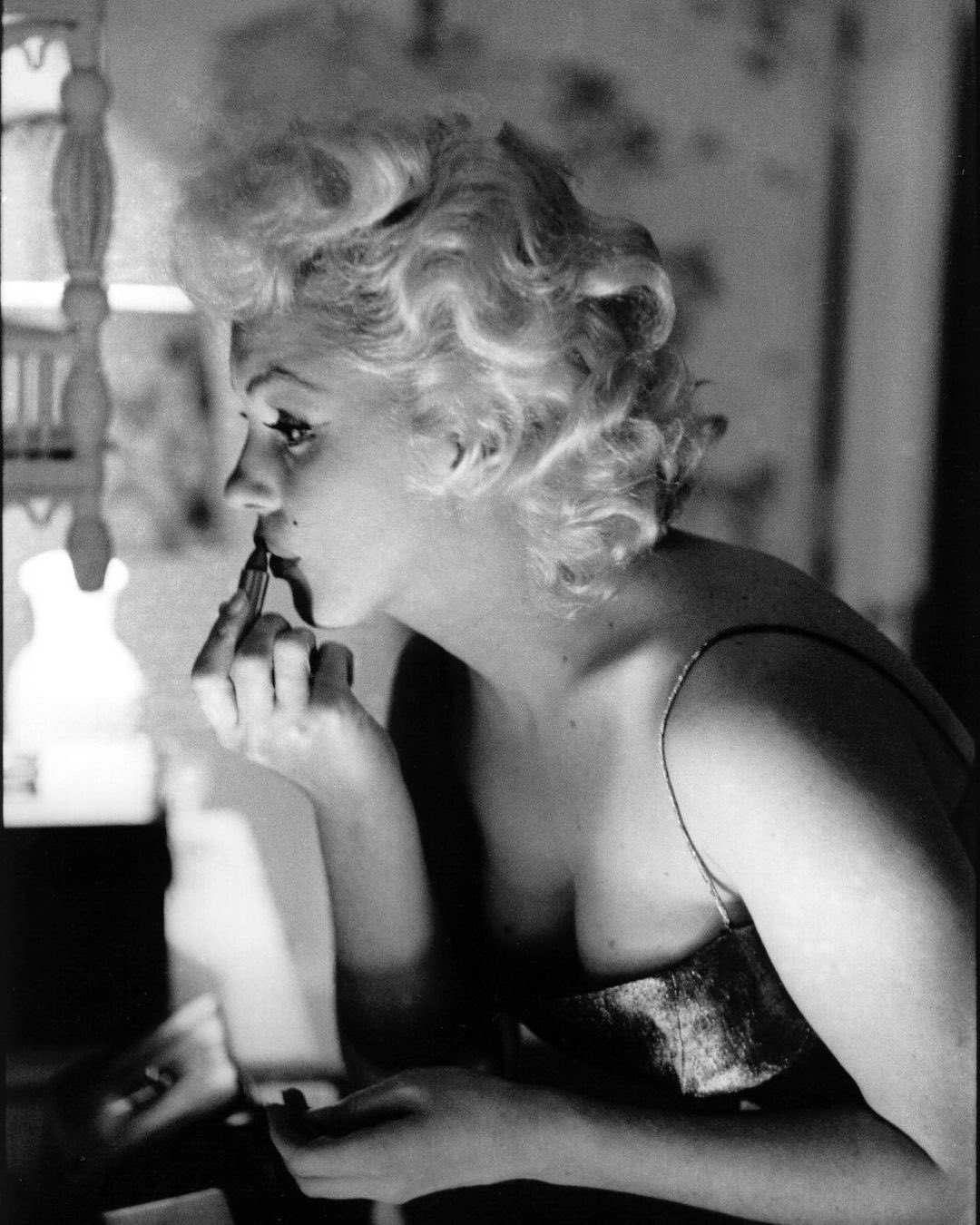 Marilyn Monroe on Instagram: “Marilyn Monroe perfuming herself with Chanel N °5 at the Ambassador Hotel in New York, Ma…