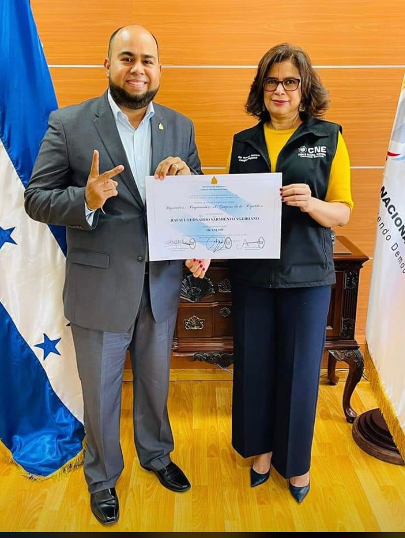 rafalsarmiento's tweet photo. Hoy tuve el honor de recibir por la Concejal @riximga mi #Credencial q me acredita como 1er Diputado por #Olancho, #GRACIAS a #Dios,a mi esposa,a mi Familia,a mis Padres,a @Jorgesarmiento7 dsd el cielo,a Linda Karen mi Suplente,a los 79,273 #Olanchanos por su voto de Confianza! https://t.co/isqJdvRZ1l
