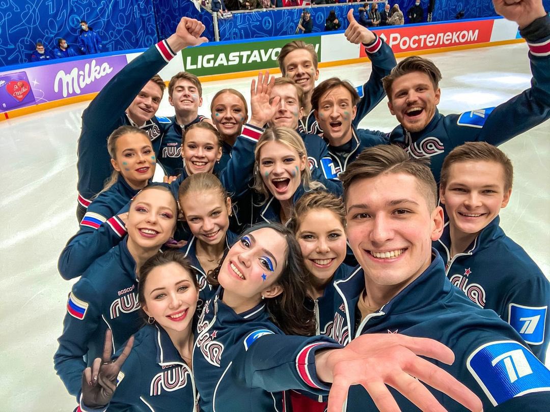 И ее команда. Директорская команда. Команда это простыми словами. Команда. Картинка женщтнкоманда в костюмах.