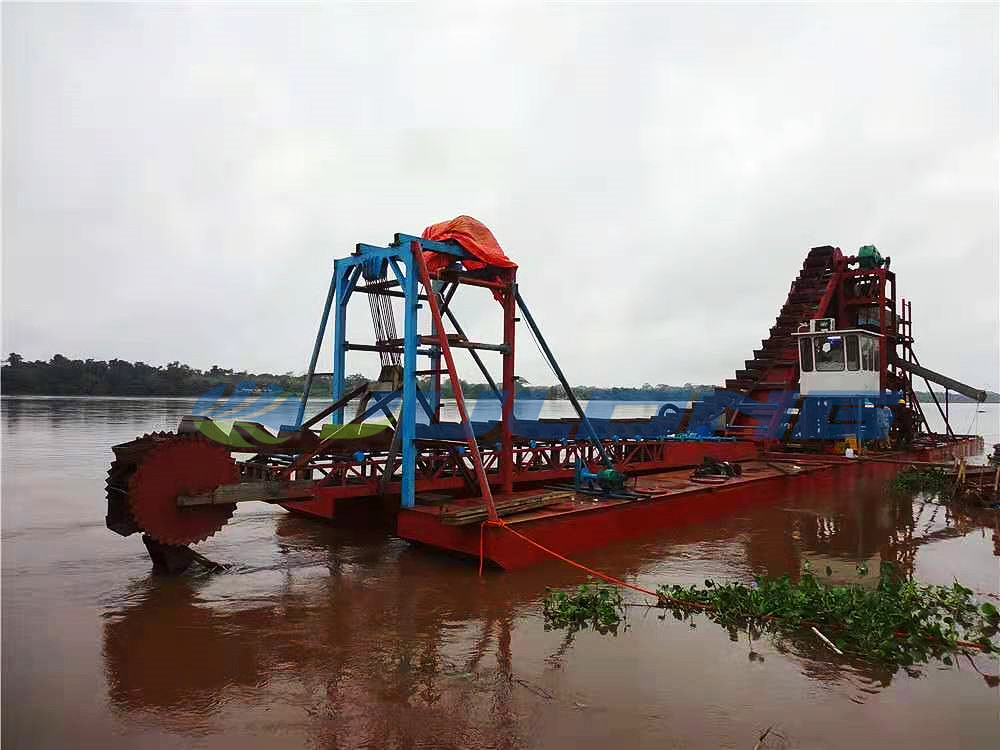 Bucket chain gold dredger can complete sand dredging, screening, gold mining at the same time. Processing capacity: max. 150m3/hr Gold recovery rate: max. 95% Email：luchi@trust-sun.com Whatsapp：+8615264612716 #dredger #golddredger #goldrecover #gold #goldmining #Drague #Bagger