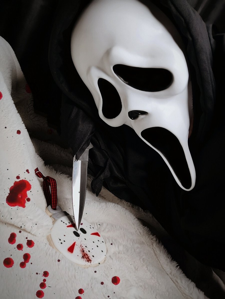 spikeskittles's tweet photo. ᴡʜᴇɴ ʏᴏᴜ'ʀᴇ ꜰʀɪᴇɴᴅꜱ ᴡɪᴛʜ ꜱɪᴅ, ʏᴏᴜ ᴅɪᴇ 🔪
Here is the Jason Voorhees ornament cookie which I know isn't Scream themed, but there can only be one serial killer around tonight &amp; it's Ghostface 🔪
Use my code SPIKE10 for 10% off your purchases at @_Creepy_Sweets_ https://t.co/iK6y1x8XAQ