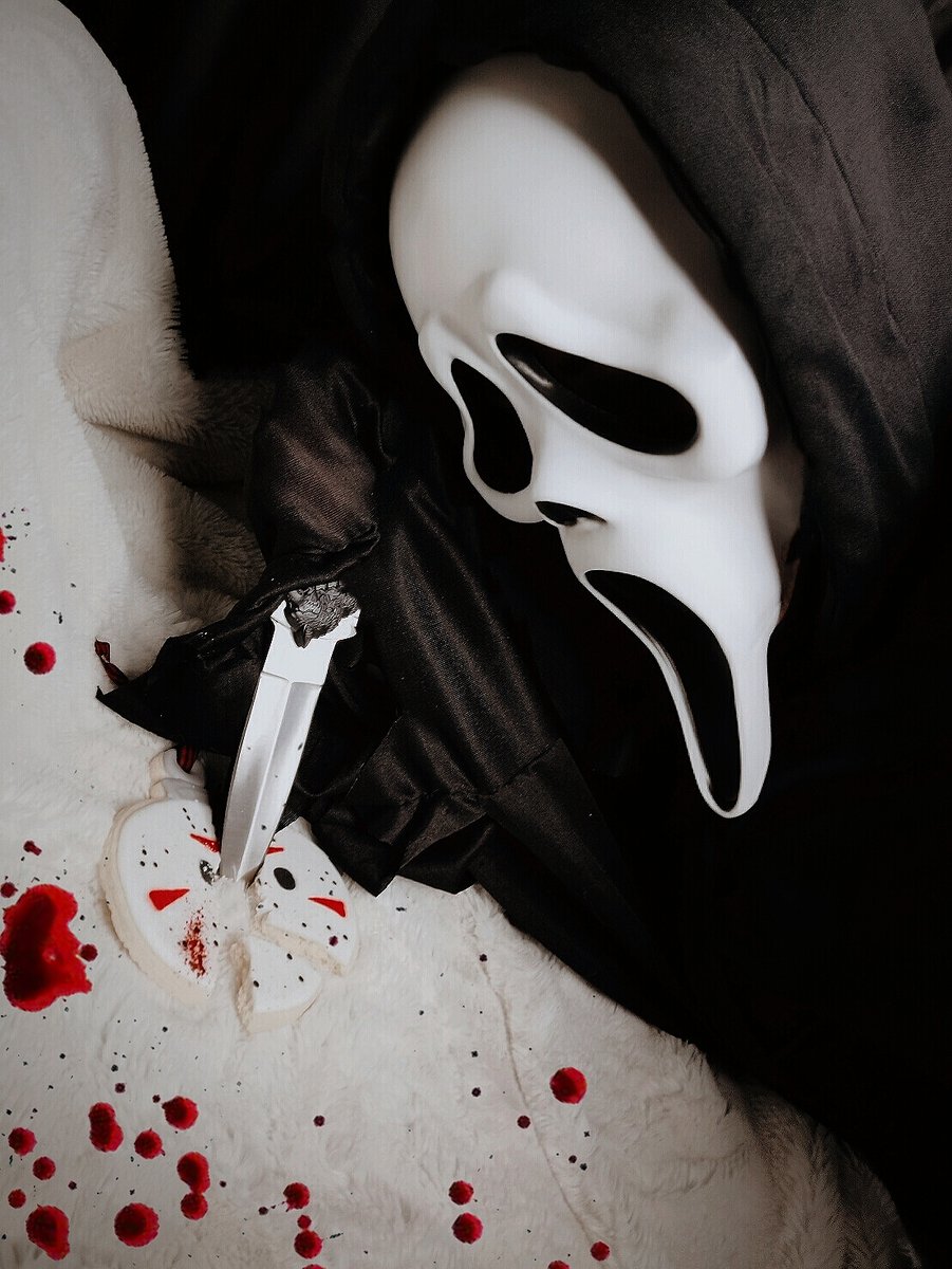 spikeskittles's tweet photo. ᴡʜᴇɴ ʏᴏᴜ'ʀᴇ ꜰʀɪᴇɴᴅꜱ ᴡɪᴛʜ ꜱɪᴅ, ʏᴏᴜ ᴅɪᴇ 🔪
Here is the Jason Voorhees ornament cookie which I know isn't Scream themed, but there can only be one serial killer around tonight &amp; it's Ghostface 🔪
Use my code SPIKE10 for 10% off your purchases at @_Creepy_Sweets_ https://t.co/iK6y1x8XAQ