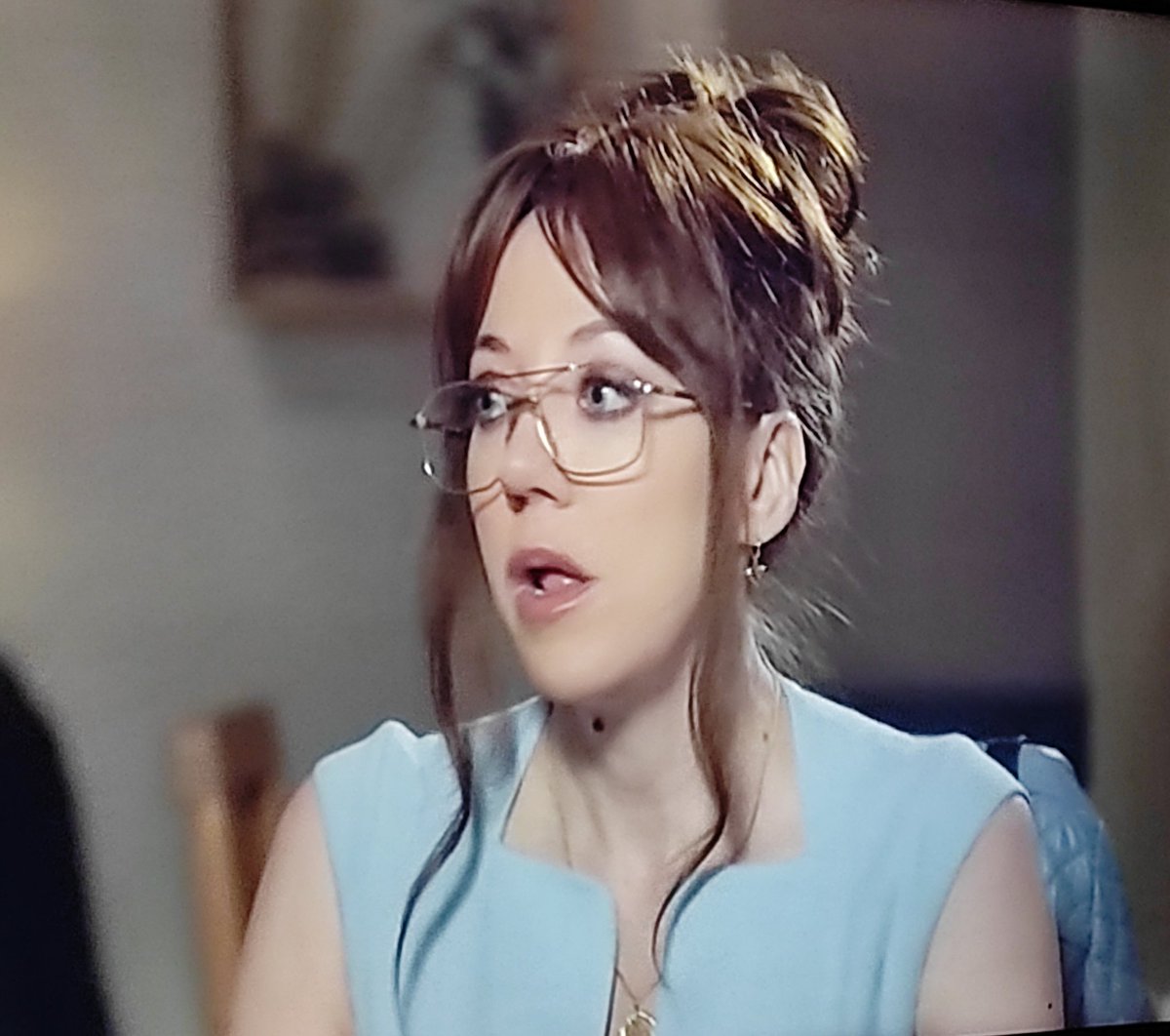 Loved Diane Morgan on Ricky Gervais' masterpiece After Life. 
To all the Kaths in the world, searching for love, remember to never ever date an "elbows off the table" type of guy. 😂#AfterLife3