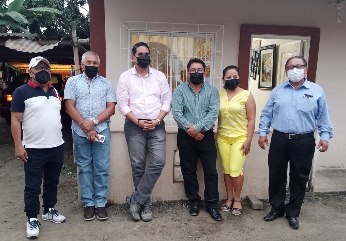 xaviersantos_ec's tweet photo. 🙂 Gracias Omar Vásquez, por recibirnos en tu casa junto a tu esposa e hijos.
Un honor pasar este tiempo con ustedes y dialogar en la Ciudadela María Isidra Vásquez de #Jipijapa. Es bueno conversar de sus inquietudes y necesidades.
#XavierSantos
#XavierEsTuVoz
#LegislaConXavier https://t.co/daw6HEebl9