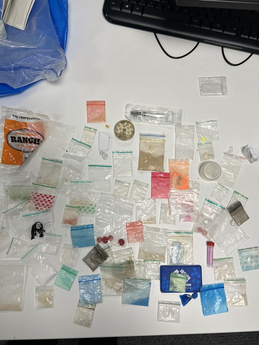 To the person who lost their drugs, we have them safely locked away at ISLINGTON POLICE STATION. If you’d like to pick them up, please contact us. We would like to talk to you. #MetPolice