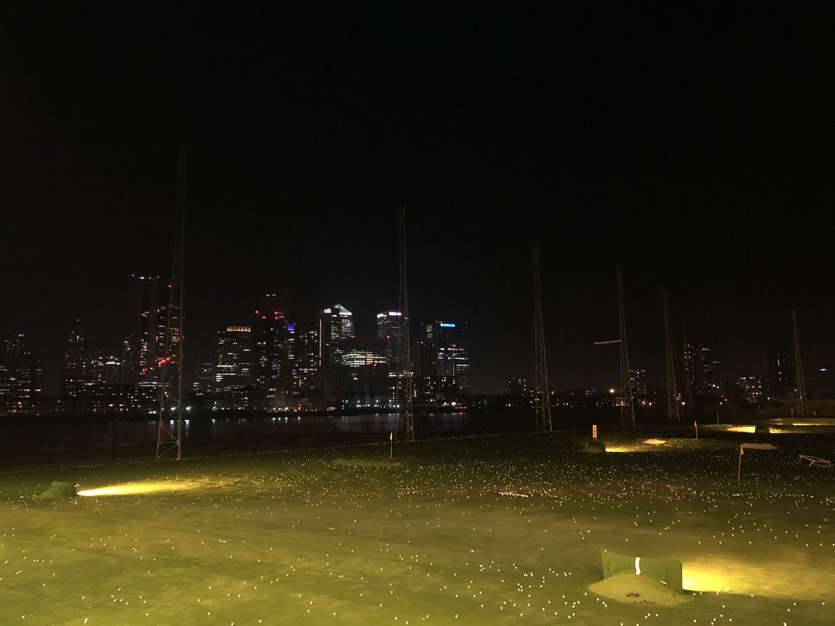 sonoko_2222's tweet photo. カナリーワーフを眺めながら1人で打ちっぱなし⛳️初めて来るとこで雰囲気知らなかったけど、ボーリング的なノリでスコア競い合うグループ利用が客層の99%で、ソロ練習するOLリーマンは1人も居なかった、フード摘みながら出来るのに味しめたから懲りずにまた来るけど👶 https://t.co/IavQqa8CjR