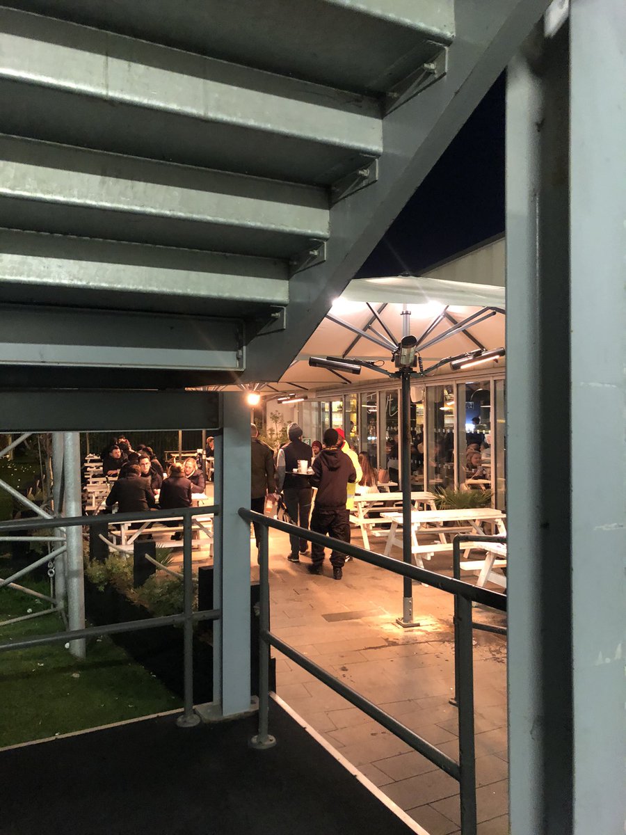sonoko_2222's tweet photo. カナリーワーフを眺めながら1人で打ちっぱなし⛳️初めて来るとこで雰囲気知らなかったけど、ボーリング的なノリでスコア競い合うグループ利用が客層の99%で、ソロ練習するOLリーマンは1人も居なかった、フード摘みながら出来るのに味しめたから懲りずにまた来るけど👶 https://t.co/IavQqa8CjR