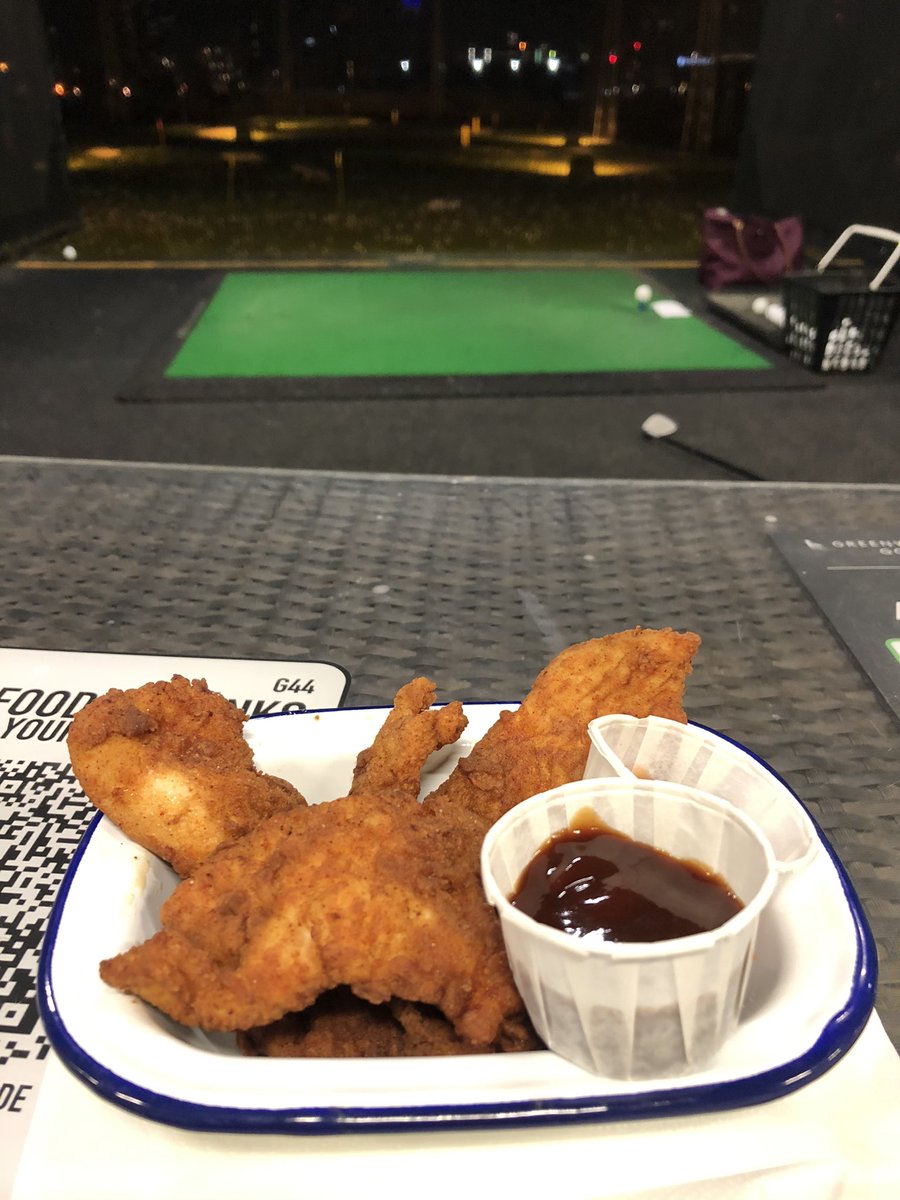 sonoko_2222's tweet photo. カナリーワーフを眺めながら1人で打ちっぱなし⛳️初めて来るとこで雰囲気知らなかったけど、ボーリング的なノリでスコア競い合うグループ利用が客層の99%で、ソロ練習するOLリーマンは1人も居なかった、フード摘みながら出来るのに味しめたから懲りずにまた来るけど👶 https://t.co/IavQqa8CjR