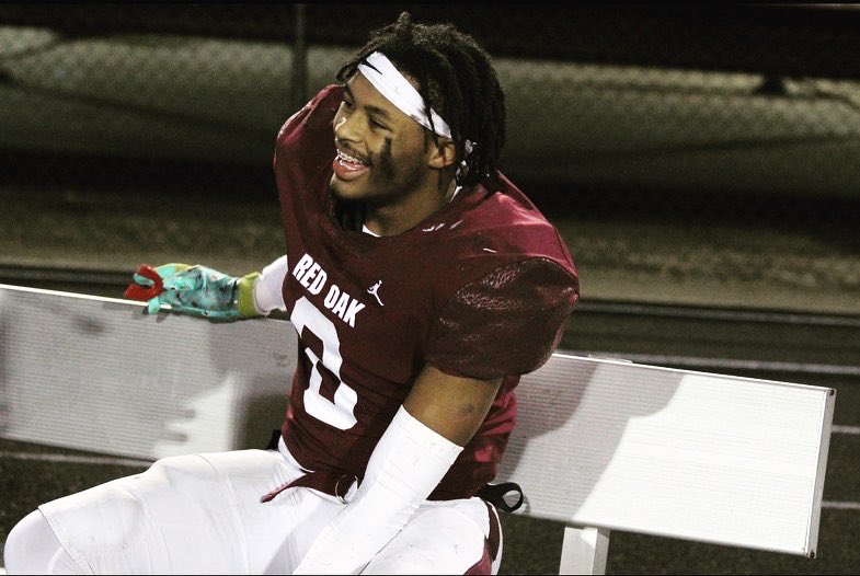 EricWright08's tweet photo. Defensive MVP✔️1st team all district ✔️ team captain ✔️ 91 tackles , 7 TFLs✔️ , 3 sacks✔️, 1 PBU✔️!  https://t.co/n2JC1tbhyF @trackcoachjj @rohawksfootball @TrustMyEyesO https://t.co/zXbnZkMjur
