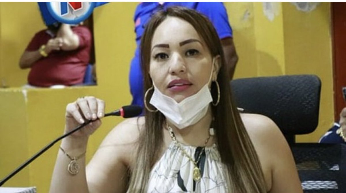 KatiaOspino's tweet photo. #Extra ¡Una criminal con disfraz de político!
Gloria Estrada, presidenta del concejo de Cartagena, acaba de ser capturada. Miembros de la policía descubrieron al interior de su vehículo personal, un kilo de cocaína, varias armas de fuego, municiones y 8 millones en efectivo. https://t.co/nqg9v0vFPm