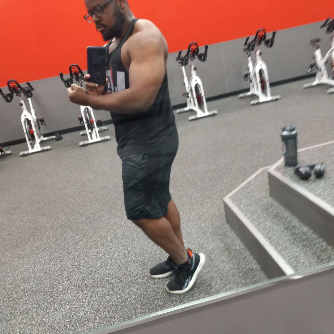 Alexthiccfit's tweet photo. Shoulders/Arms day for #flexfriday i feel so tight rn. its insane 💪🏾💪🏾💪🏾 #gaybodybuilder #gaymuscle #bodybuilding #strong #fitness #supportthegrowth #growme https://t.co/YeI0ikU86T