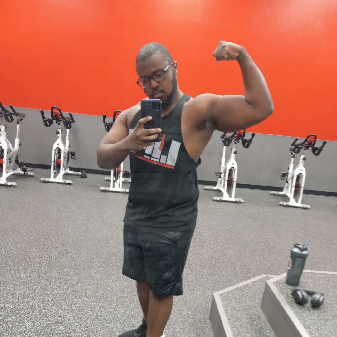 Alexthiccfit's tweet photo. Shoulders/Arms day for #flexfriday i feel so tight rn. its insane 💪🏾💪🏾💪🏾 #gaybodybuilder #gaymuscle #bodybuilding #strong #fitness #supportthegrowth #growme https://t.co/YeI0ikU86T