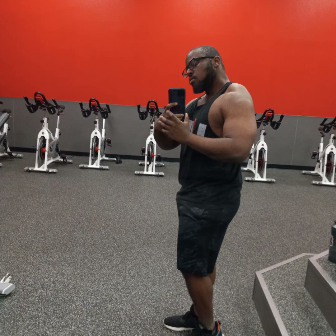 Alexthiccfit's tweet photo. Shoulders/Arms day for #flexfriday i feel so tight rn. its insane 💪🏾💪🏾💪🏾 #gaybodybuilder #gaymuscle #bodybuilding #strong #fitness #supportthegrowth #growme https://t.co/YeI0ikU86T