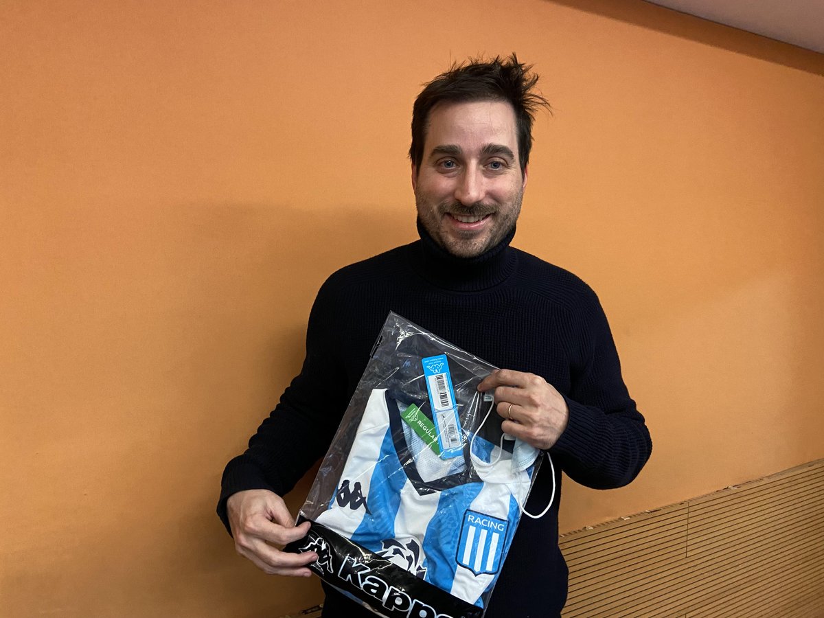 EsportsRAC1's tweet photo. #TuDiràs | 💥 SORTEIG

👉 Entra en el sorteig d'una samarreta del @RacingClub que ha portat el @yorkoyen des d'Argentina! L'única cosa que has de fer és fer RT d'aquest tuit. 

⏰ Al final del programa d'avui descobrirem el guanyador.

🍀 Sort a tots! https://t.co/dYoc1ZEdDh