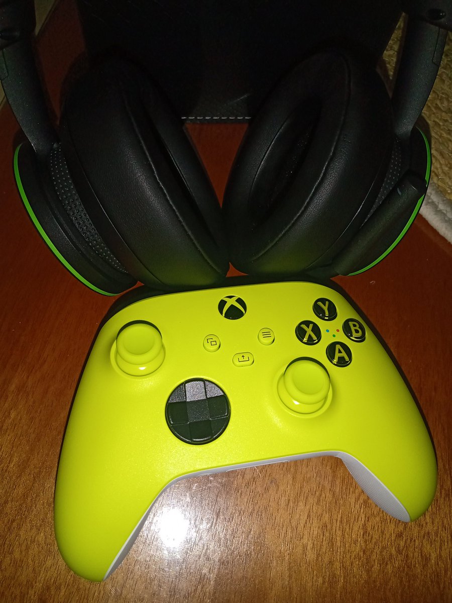 JonasFhorsel's tweet photo. Nuevo integrante en el combo perfecto para la nueva generación! #ElectricVolt #Xbox #XboxSeriesS #XboxHeadset
Ahora falta lo mas importante, TIEMPO jajaja https://t.co/gYpWO3lrNk