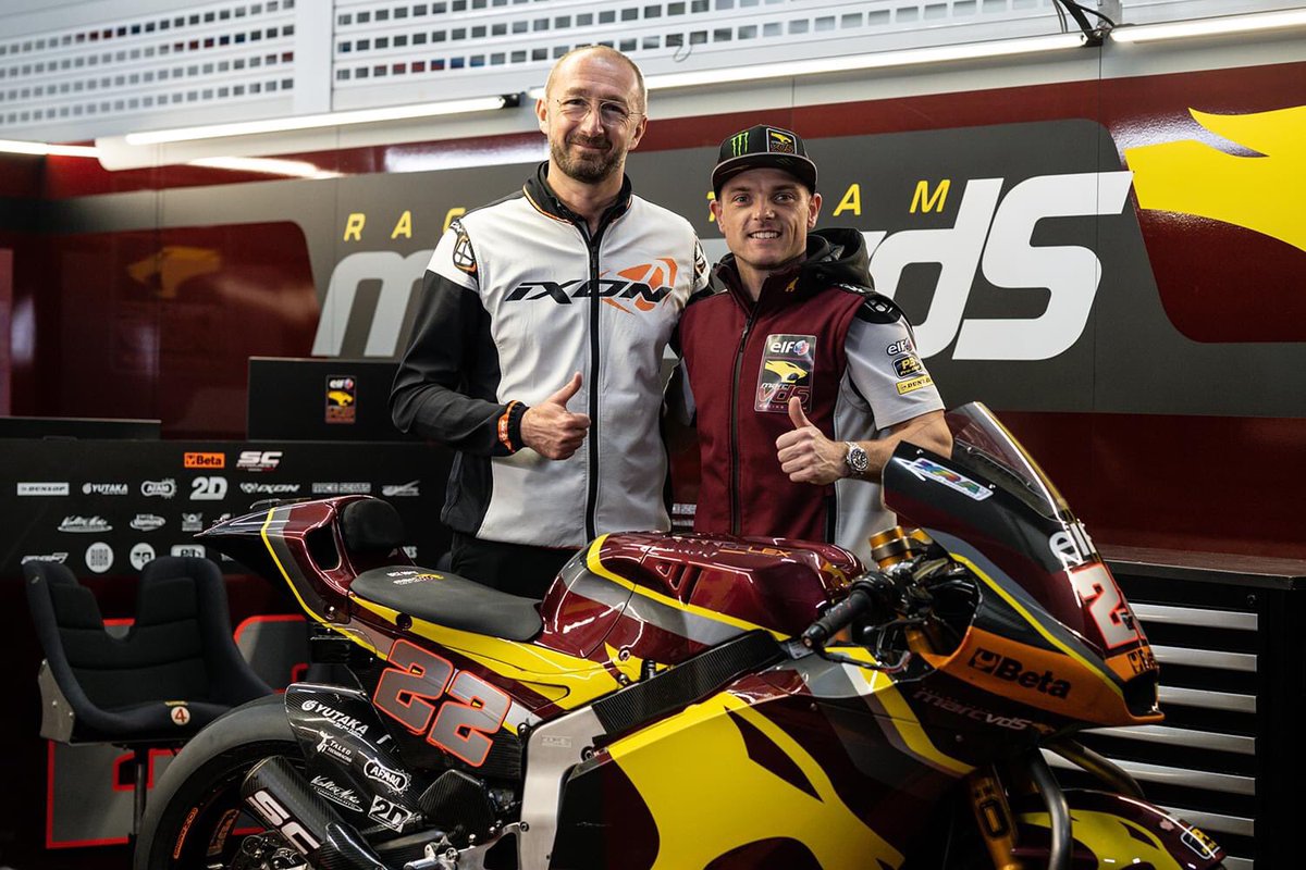 ixon_japan's tweet image. 【サム・ロウズ選手】

世界選手権Moto2 クラスに参戦する、ELF Marc VDSのサム・ロウズ選手が、今シーズンからIXONを着用することになりました！

昨シーズンも何度もトップを走行し熱いバトルを皆さんも観てたと思います！

応援宜しくお願い致します🤲

#SamLowes
#SL22
#IXON