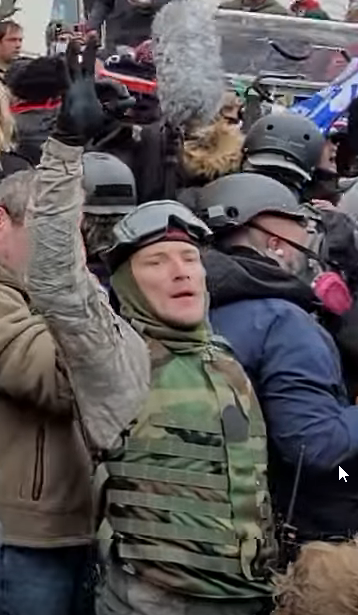 creek_twit's tweet photo. @MasaSpalatin @BusAntifa @SeditionHunters Checks out.  #GogglesMan looks like an olm. https://t.co/oDqAvXgj5p