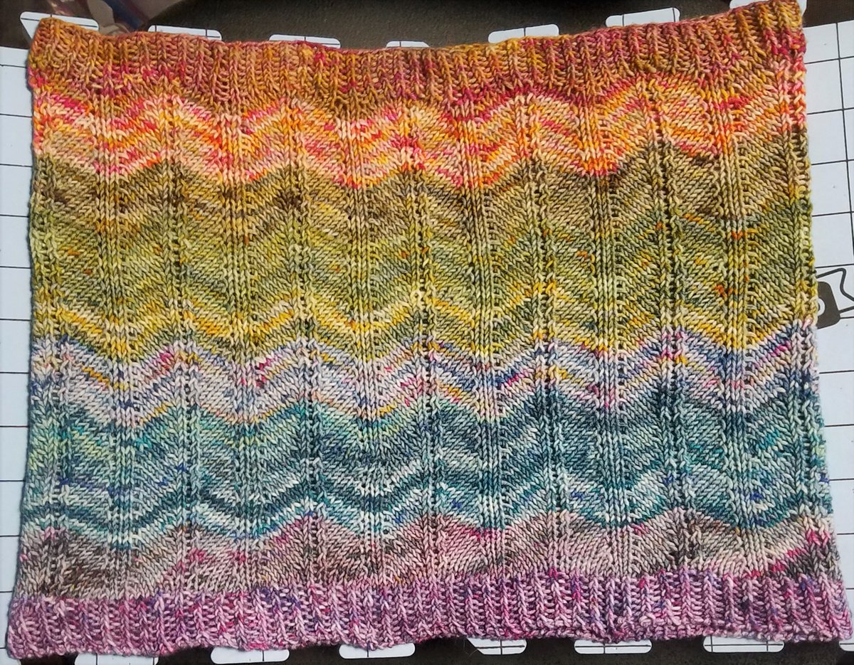 WonderWmn212's tweet photo. Here's the latest cowl for my general gift box. I'm disappointed because each mini skein is gorgeous, but I'm not sure that the colors work great together. This is my second cowl from the set, and I have enough for a third. #knit #knitting #FOFridayOffRav https://t.co/1WWa0RR35U