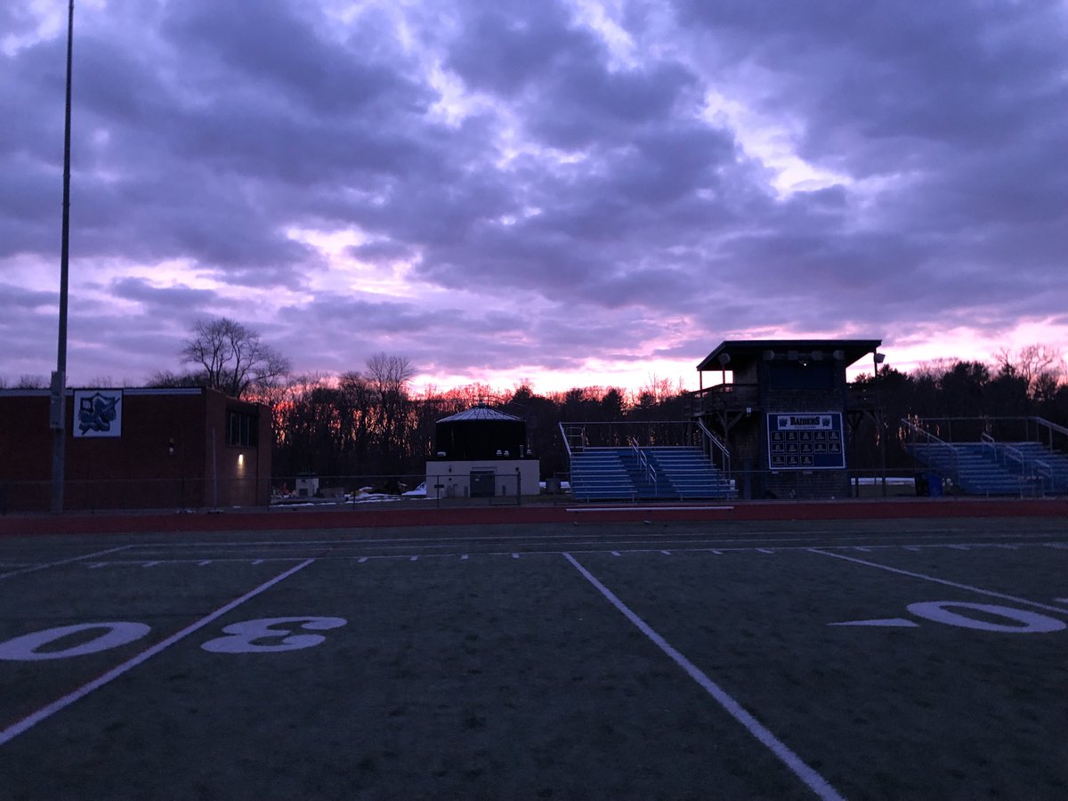 dscoachbennett's tweet photo. Gorgeous sunset after an awesome track workout. https://t.co/nxcyg5IaxG