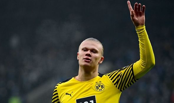 MadridXtra's tweet photo. 🚨| Haaland is very close to the white shirt and has heard good things from his friend &amp; teammate Martin Ødegaard. On the other hand, relations between Real Madrid and Borussia are excellent. Borussia will give priority to Real Madrid over any other offer. @As_MarcoRuiz [🥇] https://t.co/pkLodMiAic