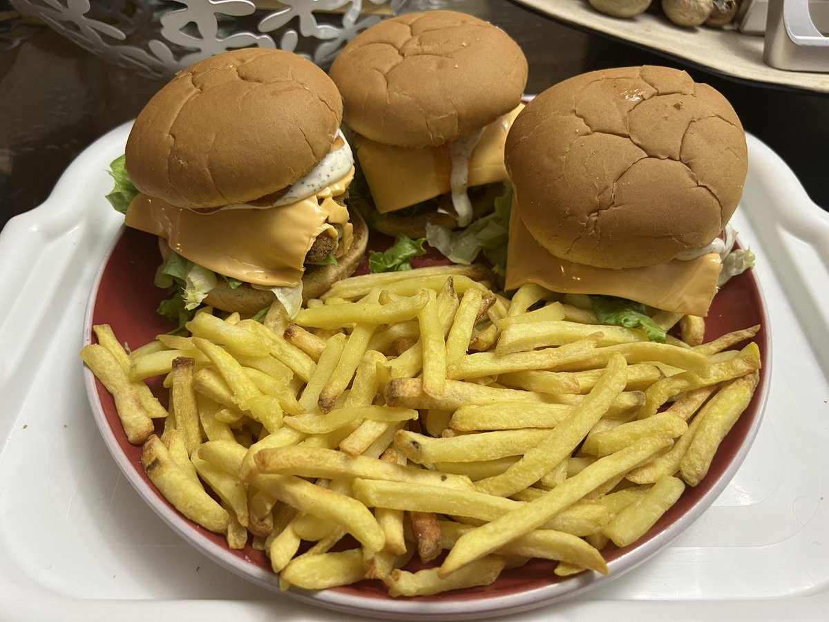 2001joe_mendy's tweet image. Back in the kitchen earlier tonight where it was all about these Chicken Burgers with French Fries!!! #FridayCooking #ChickenBurgers