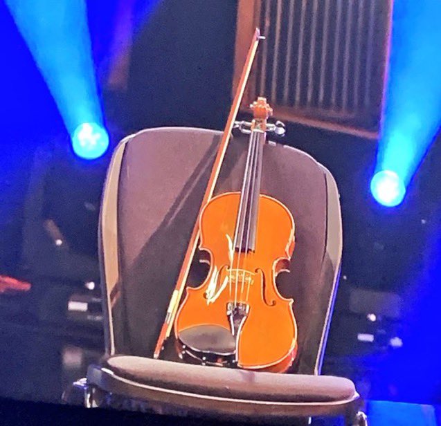 deirdreheenan's tweet photo. The empty chair for Aisling is beautiful but heartbreaking. 

Ireland united in grief for its devastating loss. 

#Latelate
#LateLateShow

 #LateLateShow https://t.co/JHypvBzcxx