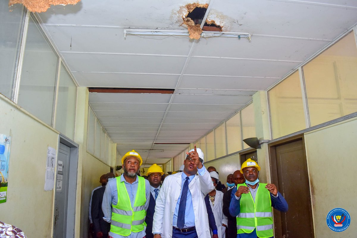 LihauEbua's tweet photo. Plus de 6 mois après le lancement des travaux de réhabilitation, J'ai inauguré hier 13 Janvier 2022, les ailes centrale et latérale du bâtiment administratif de la Fonction Pub devant abriter la Direction Générale des Ressources Humaines de l'Administration Publique (DGRH). 1/2 https://t.co/WLUXKx4JkT