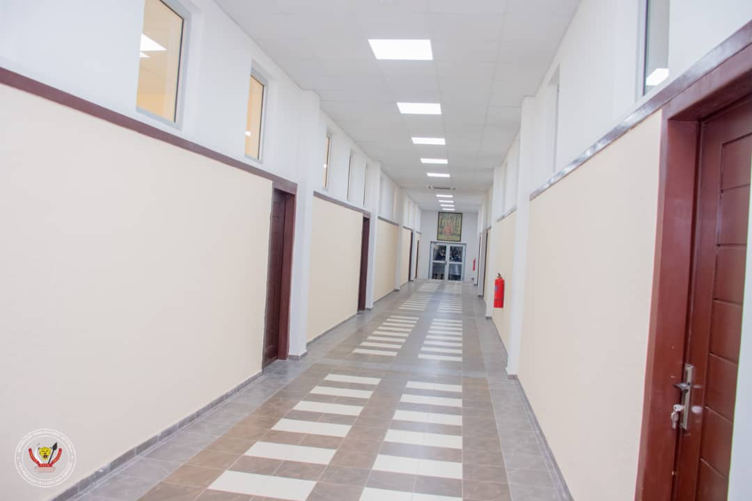 LihauEbua's tweet photo. Plus de 6 mois après le lancement des travaux de réhabilitation, J'ai inauguré hier 13 Janvier 2022, les ailes centrale et latérale du bâtiment administratif de la Fonction Pub devant abriter la Direction Générale des Ressources Humaines de l'Administration Publique (DGRH). 1/2 https://t.co/WLUXKx4JkT