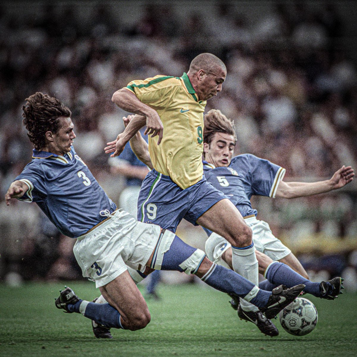Is there a more iconic collection of players in one action shot?

What a 📸 ‼️