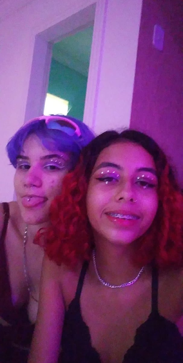 jhopekingo's tweet photo. eu e minha namorada somos mto lindas 👩‍❤️‍💋‍👩 https://t.co/RHOjm1Aek6