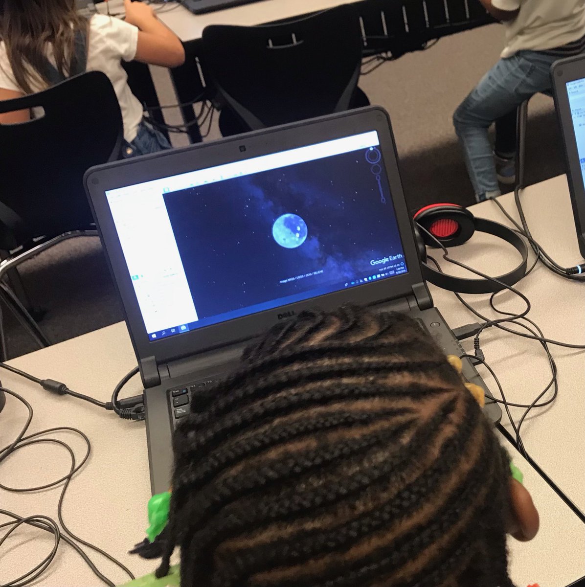 cablekris's tweet photo. Second grade students learn about the Earth, Moon and Sun in the Learning Commons. After role playing, students use @googleearth to investigate day and night.☀️🌙🌏 #EngagedStudents @lairbeth1 @ACLittle23 @CCSDLibMedia https://t.co/gDeuI8t0rE