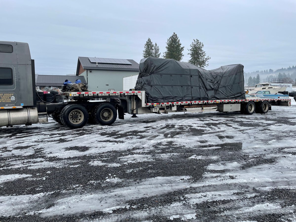 SunsetTrans's tweet photo. We got ourselves a convoyyyyy. These beauties are driving cross country from Washington to North Carolina. Happy #FlatbedFriday, stay warm this weekend! https://t.co/SbMXHSSXZd