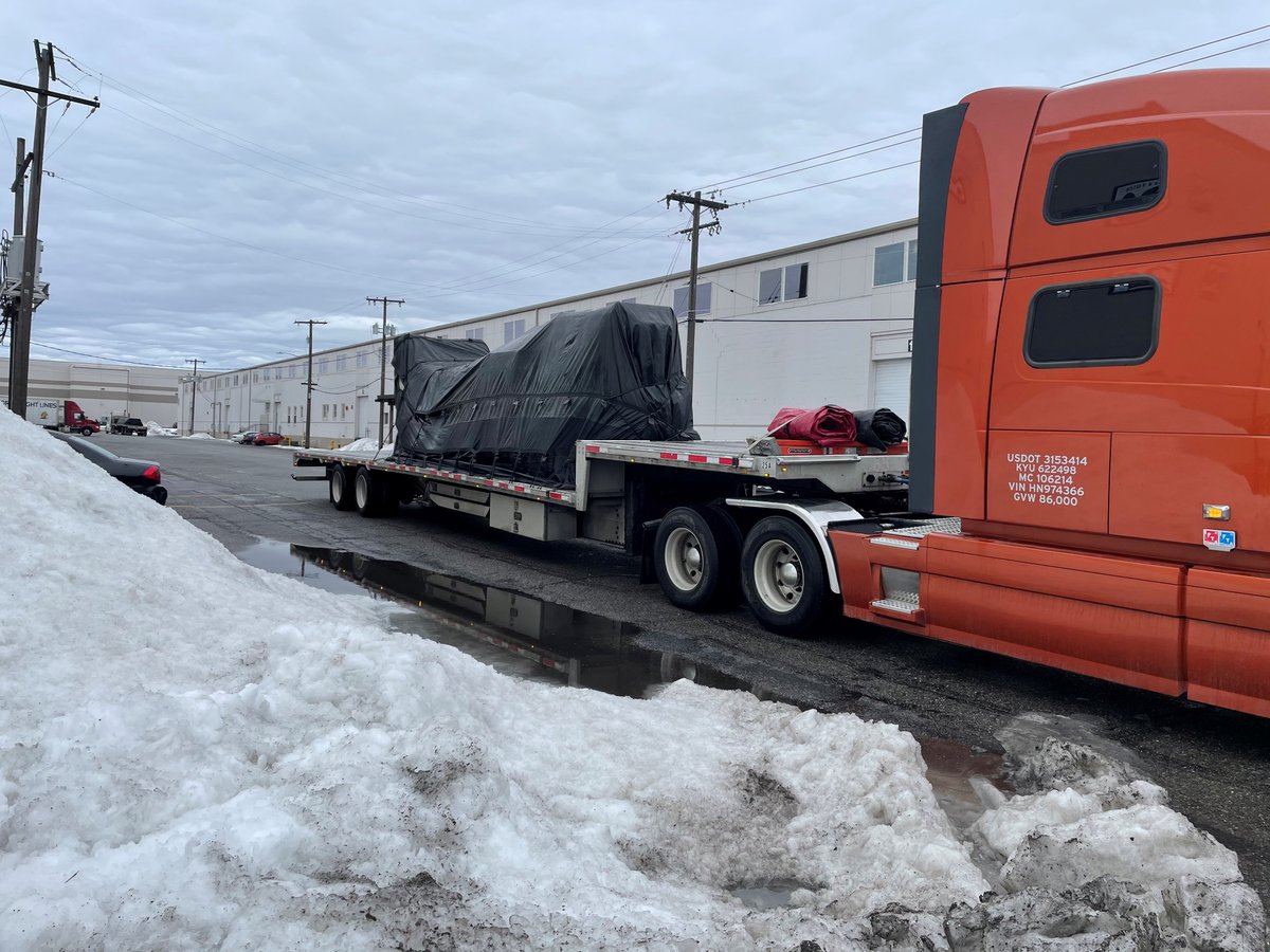 SunsetTrans's tweet photo. We got ourselves a convoyyyyy. These beauties are driving cross country from Washington to North Carolina. Happy #FlatbedFriday, stay warm this weekend! https://t.co/SbMXHSSXZd