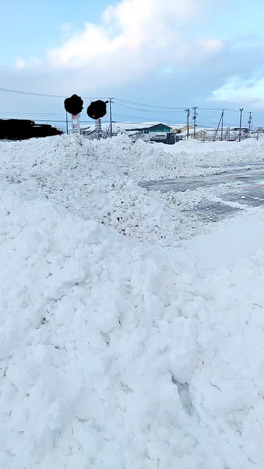 職場の駐車場の雪が半端ない量だ… 