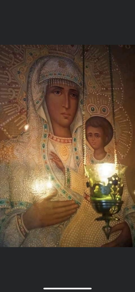 Lei ci dona l' Emmanuele il Dio con noi! Anche se camminiamo nelle tenebre del mondo,risplende il grande Fulgore del Figlio di Dio! Gesu' e la Vergine Maria sono sempre con noi  con loro nel ❤️ non saremo confusi!  La Madre della Speranza ci porta a Gesu' e accoglie il nostro si.
