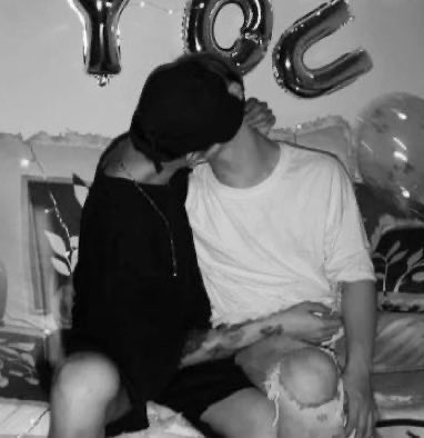 iYUTAEMO's tweet photo. jaeyong au || slow dance 

una noche, una fiesta, descontrol, Jaehyun besa a Taeyong por casualidad, gran error. https://t.co/qwPk1UszrR
