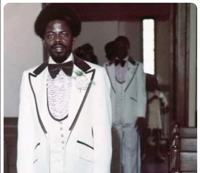 The underneath pic is Tinubu at his friend's wedding in the USA, in the 70s.

Me: Oh yeah! 1970 is 52 years and BAT is claiming 69. By inference, BAT was 17 in this picture. The more they post about this man, the more he has been exposed.
#2023Elections
