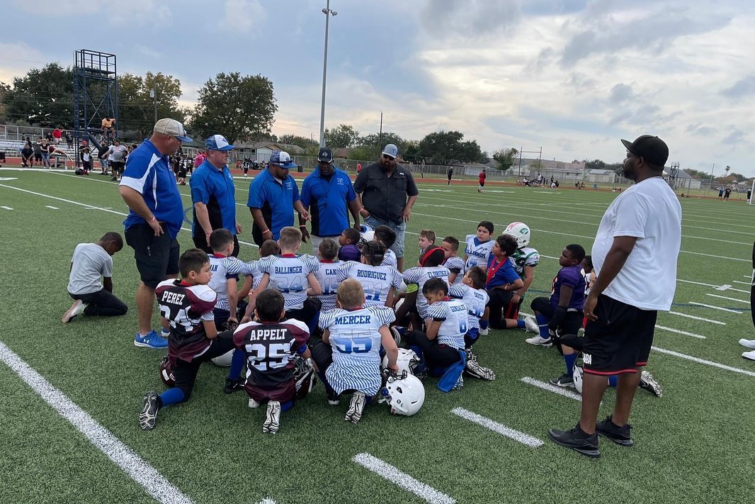 WarrenGEE2's tweet photo. This is fun helping and teaching these kids How to play the game of football the right way. I love it https://t.co/J3ZX5kXhgj