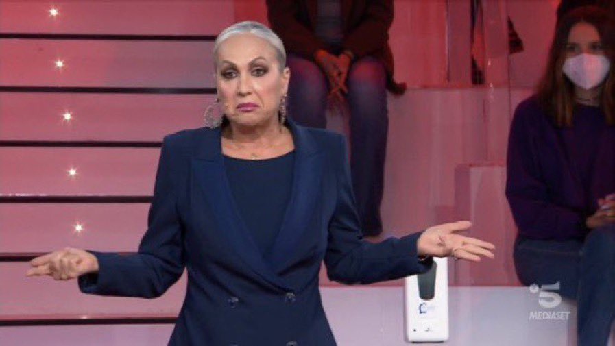 LarvaSocial's tweet photo. ma chi cazzo trucca Delia ? è una dea e riescono a rovinarla, pazzesco #gfvip https://t.co/rppA1MXFzQ