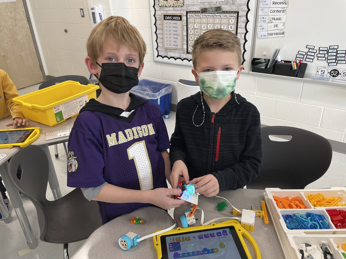 MrsWood95's tweet photo. We were creators &amp; critical thinkers this week! @HovatterES #2ndGrade #LEGOEducation https://t.co/mne4F56qb4