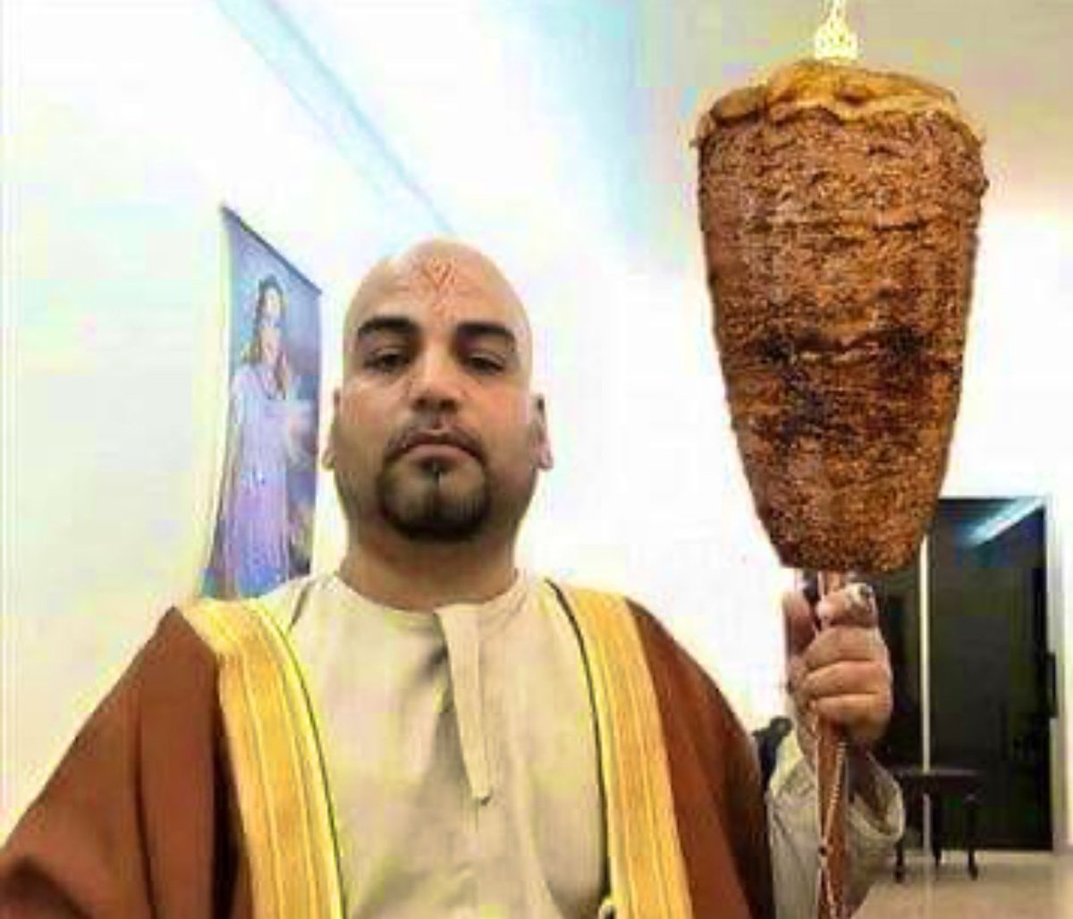 darkman82j_'s tweet image. دخيلك نبينا نشأت بدي واحد شاورما لحم صاچ 😂😂
#النبي_نشأت
#نشأت_مجد_النور