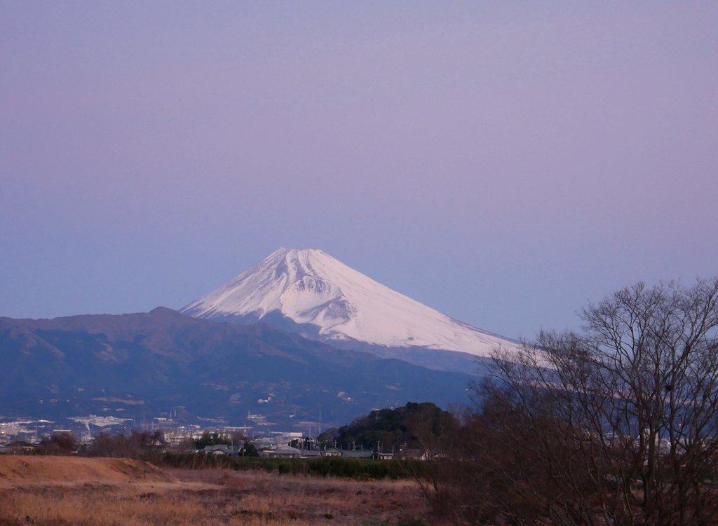 おはようございます^^ 今朝の伊豆は－３℃、晴れです。 寒い日の朝はとにかく富士山がきれいです。 それにしても寒かった… 富士山とTwitterが無かったらダークサイドに落ちてたかも(笑)