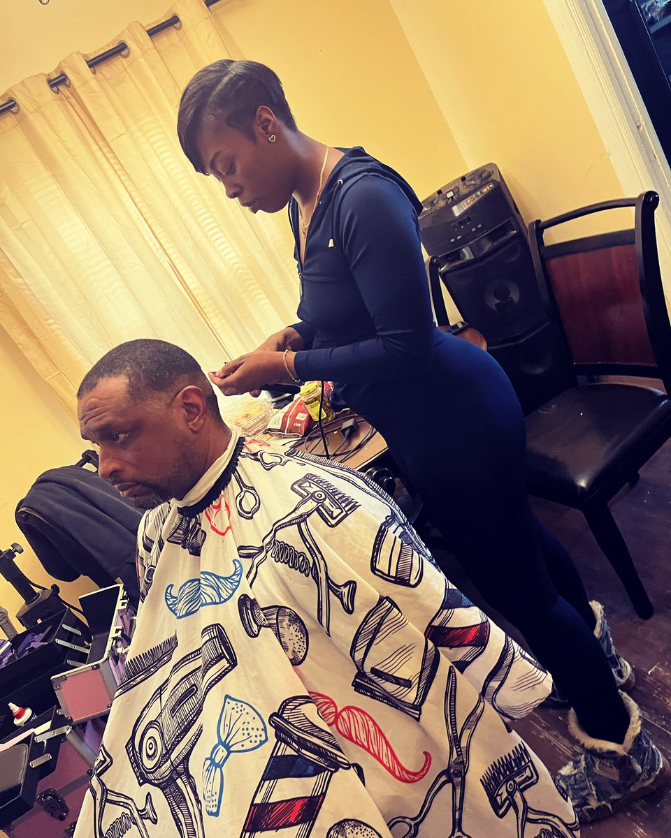 my_liife_story's tweet photo. contact me for haircuts serious inquiries ONLY, i will be in a shop soon 💈 #KuttinUpWithKisha #indybarber #newbarber #femalebarber https://t.co/fIqadRDZh1