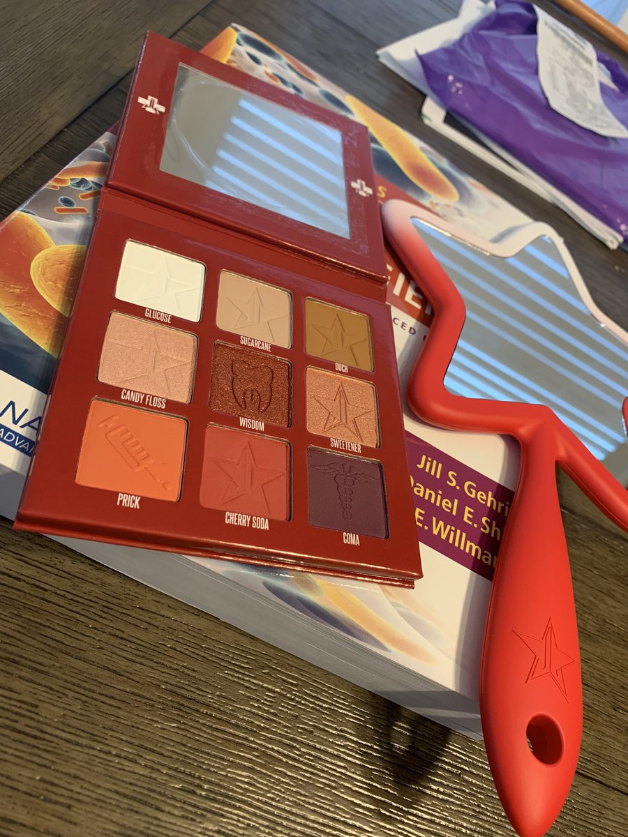Hanaynay31's tweet photo. The dental hygiene me and makeup me is SCREAMING.❤️🦷  @JeffreeStar https://t.co/iM8r1JwMi7