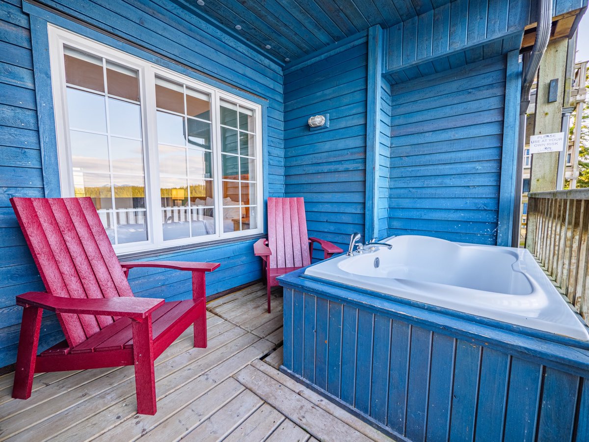 Tell us your favorite memory of your stay at Water's Edge. watersedgesuites.com #storytime

 #westcoast #discover #explorebc #travel #ucluelet #watersedge #photography